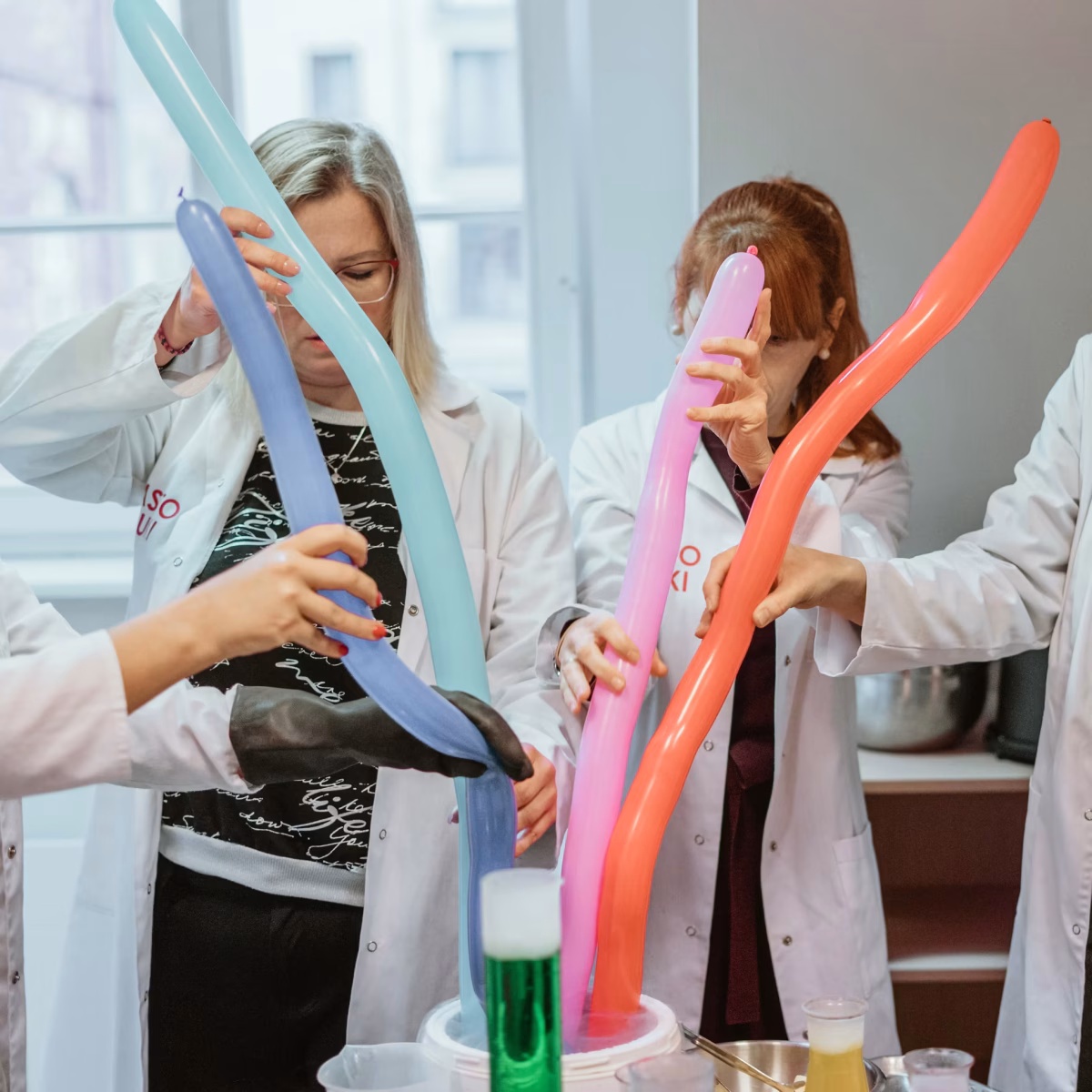 Zajęcia Chemii. Prywatne LO Leonardo SVS oferujące maturę międzynarodową. Zajęcia w pracowni chemicznej.