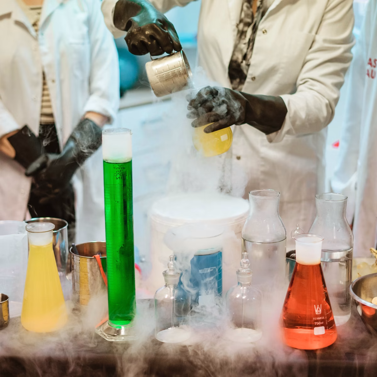 Zajęcia Chemii. Prywatne LO Leonardo SVS oferujące maturę międzynarodową. Zajęcia w pracowni chemicznej.