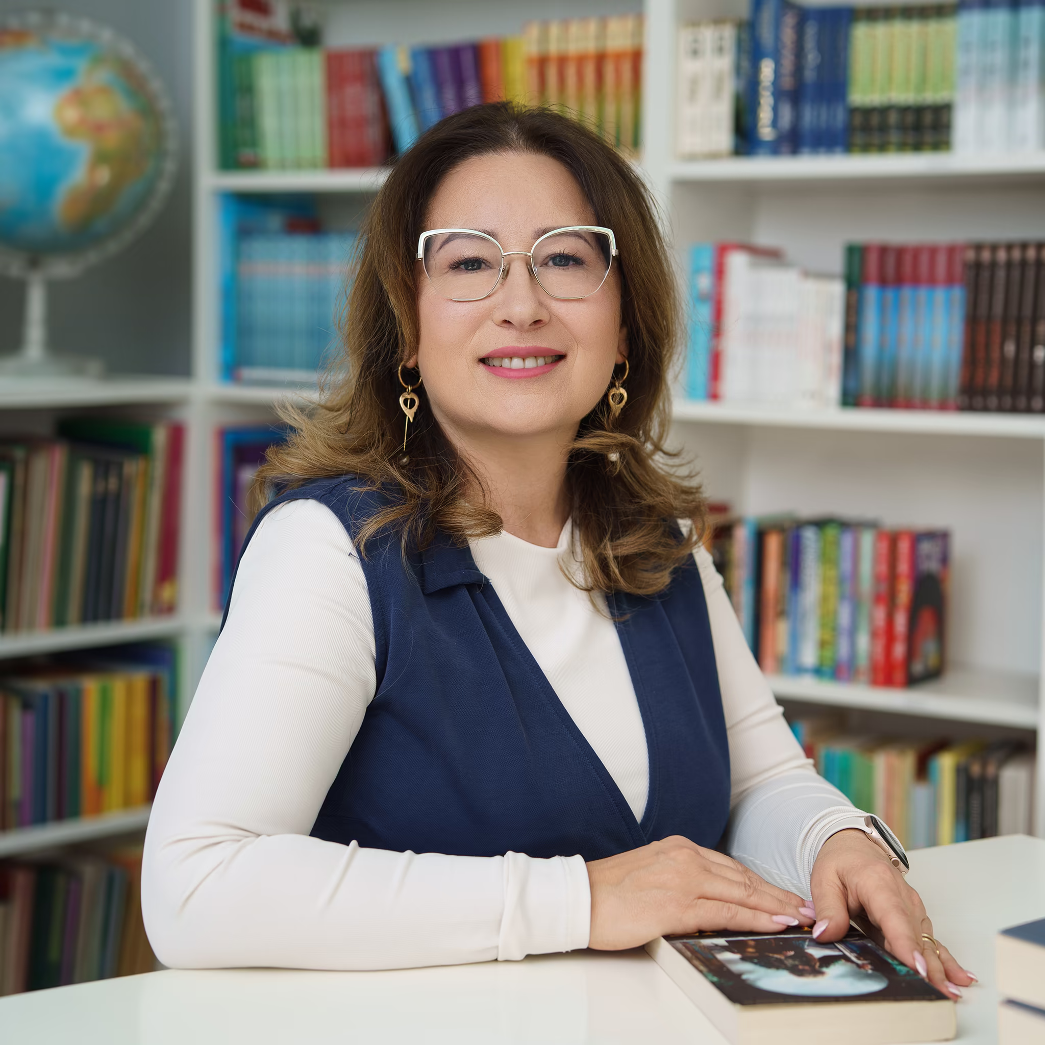 mgr Beata Giebas. Dyrektor Prywatnego Liceum Ogólnokształcącego Leonardo SVS. Dba o zgodność obu ścieżek edukacyjnych z wymogami i regułami MEN i International Baccalaureate Diploma Programme.
