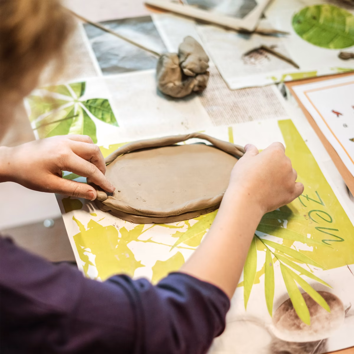 Zajęcia Art IB. Prywatne LO Leonardo SVS oferujące maturę międzynarodową. Zajęcia w pracowni chemicznej.