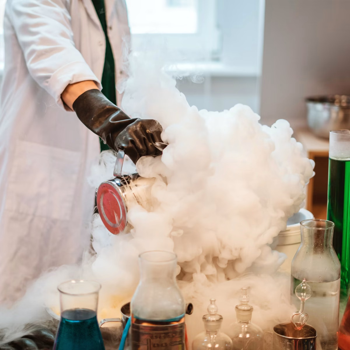 Zajęcia Chemii. Prywatne LO Leonardo SVS oferujące maturę międzynarodową. Zajęcia w pracowni chemicznej rysunek.