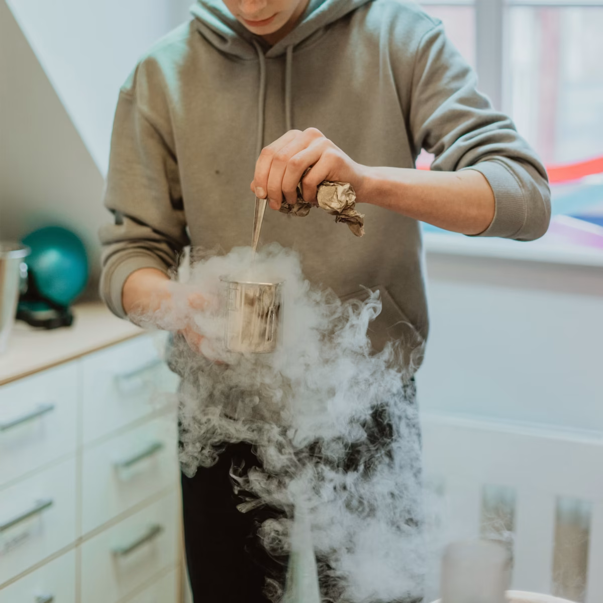Zajęcia Chemii. Prywatne LO Leonardo SVS oferujące maturę międzynarodową. Zajęcia w pracowni chemicznej.